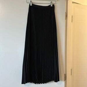 Aritzia babaton black pleated skirt